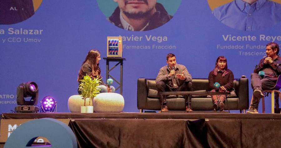 Vicente Reyes exponiendo en el Made Inn Conce